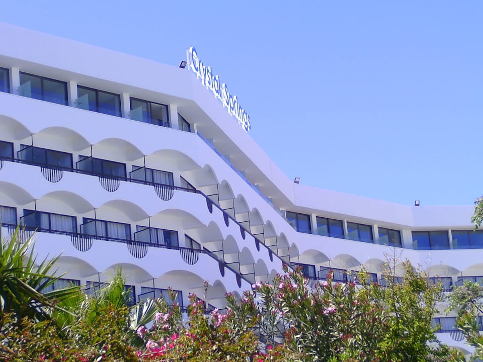 Blick aufs Hotel vom Garten Crystal Springs Beach Hotel