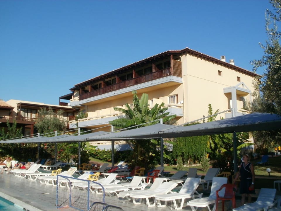 Haupthaus und Pool Hotel Golden Odyssey