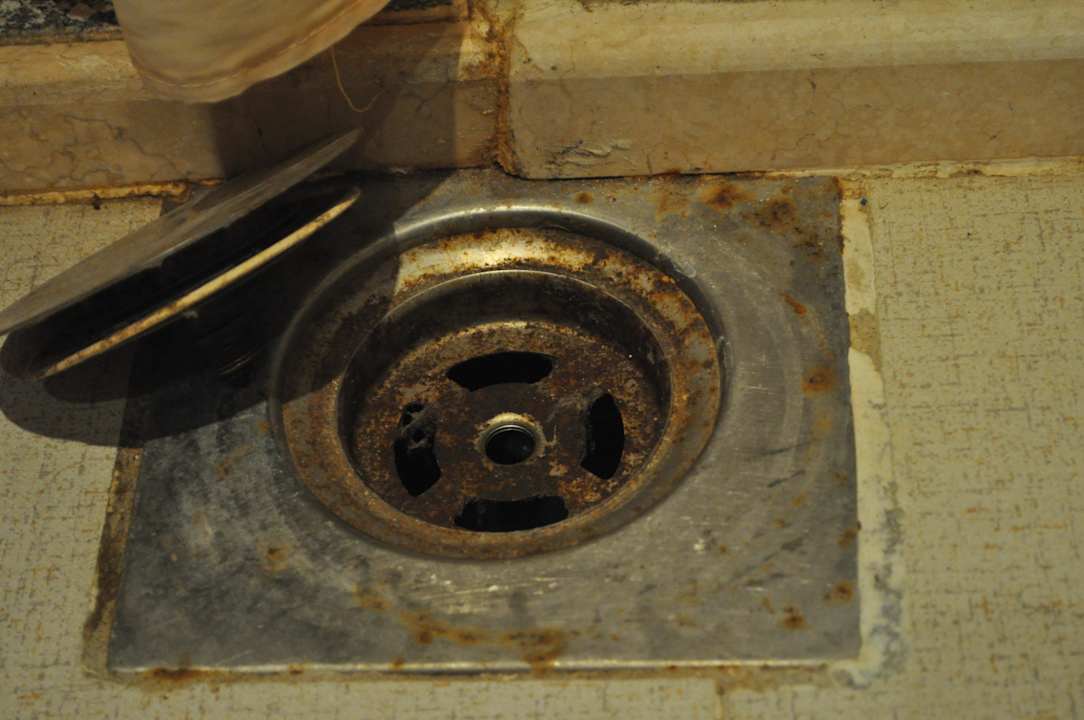 Verkeimter Abfluss im Bad Riviera Aqua Park Resort