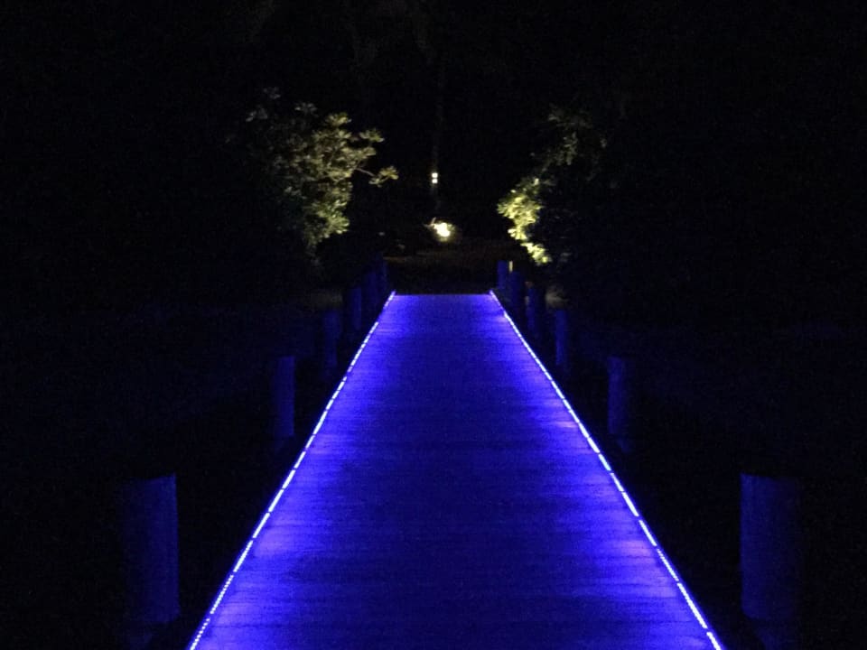 Steg abends zur Watervilla Kuredu Island Resort & Spa