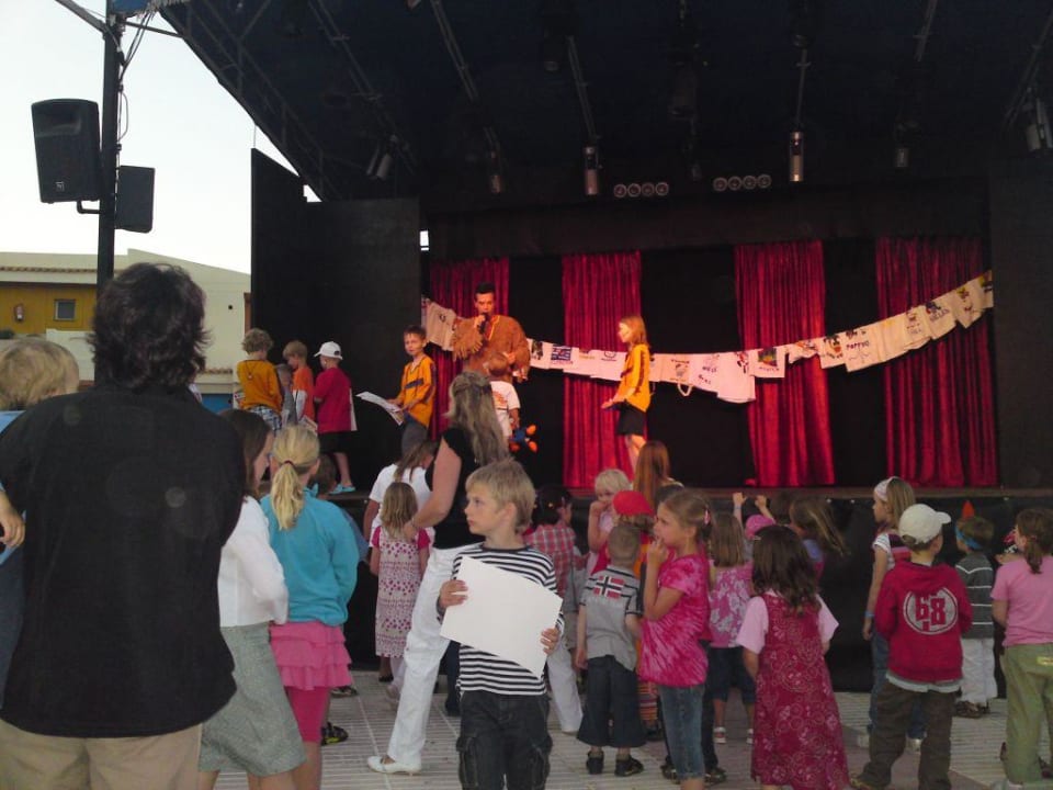 Kinderanimation am Abend blau punta reina