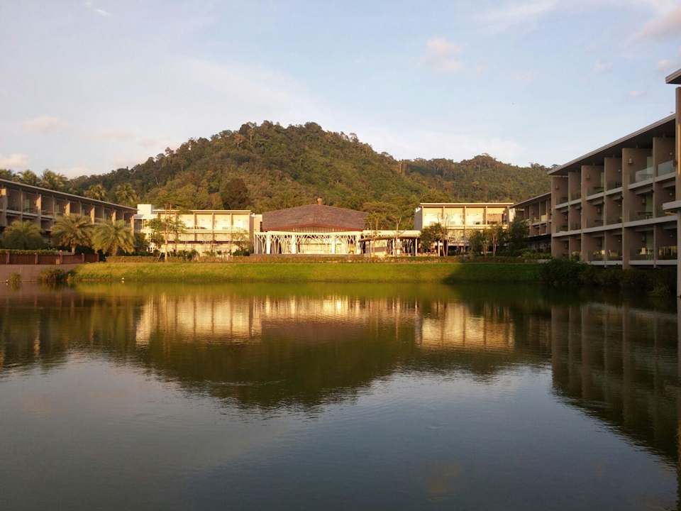 Teich mit Lobby im Hintergrund The Sands Khao Lak by Katathani