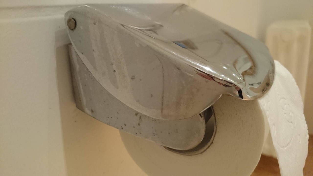 Dreckiger Klopapierhalter HYPERION Hotel Garmisch-Partenkirchen