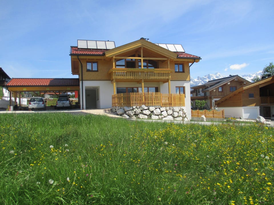 Südseite mit Blumenwiese Villa Mandl Pool Sauna bei Zell am See