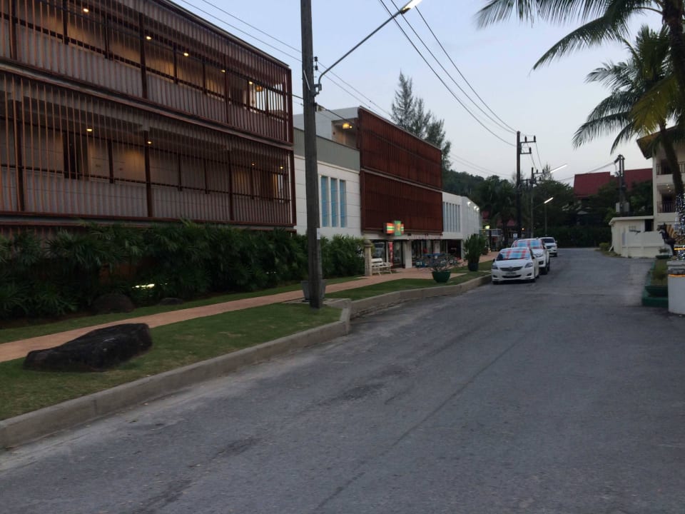 Zufahrt zum Hotel (Straße zwischen Haupthaus und Neubau) The Briza Beach Resort Khaolak