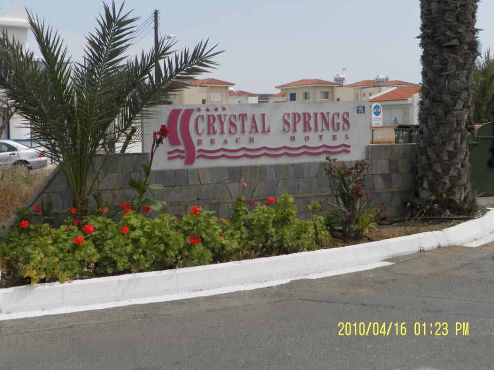 Przed hotelem Crystal Springs Beach Hotel