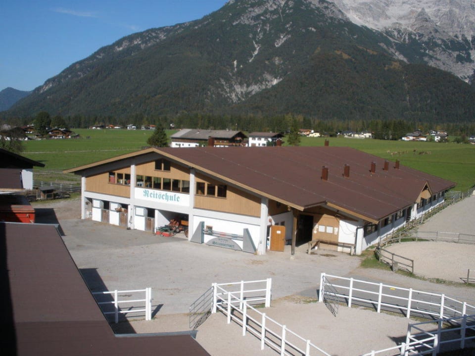 Sicht auf die Stallungen Hotel Strasserwirt Reiterhof