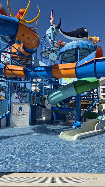 Pool Blue Wave Suite Hotel