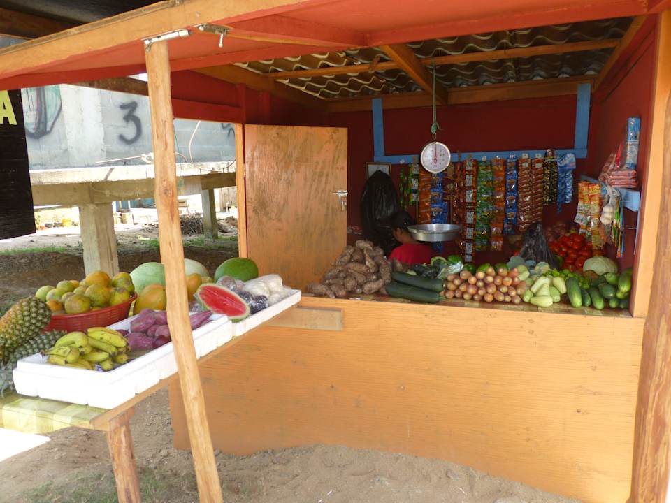 Verkaufsstand vor dem Hostal Hostal Hermano Pedro Tikal