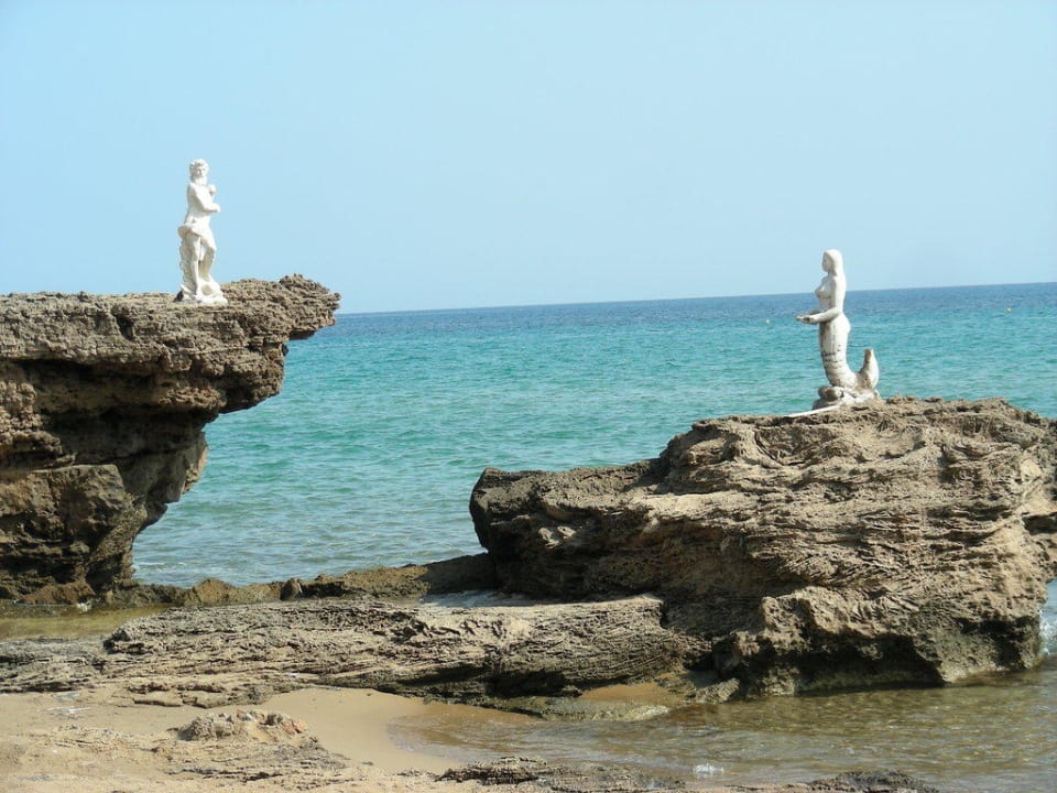 Statuen am Strand The Bay Hotel & Suites