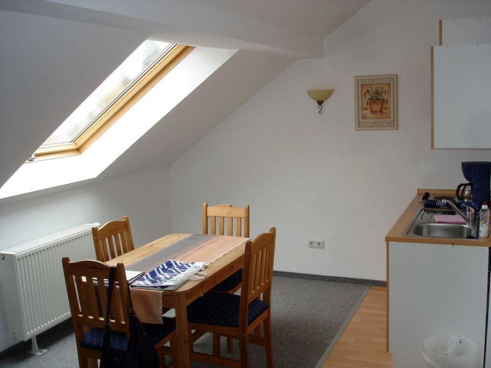 Küchenbereich mit Sitzgelegenheit und Küchenzeile Pension Landhaus Warndtwald