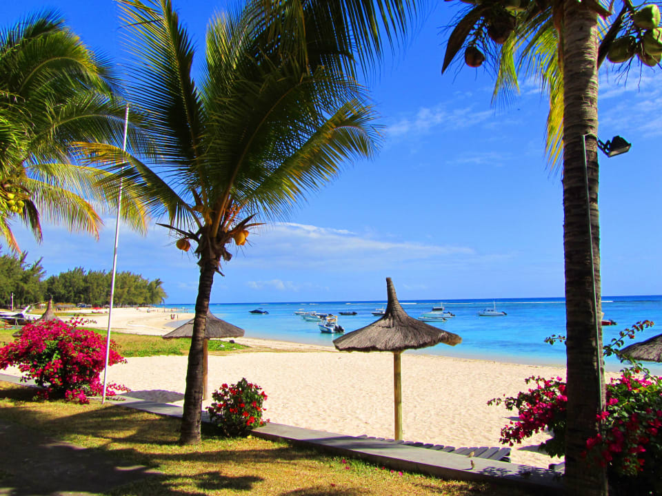Der weitläufige Strand Hotel Villas Caroline