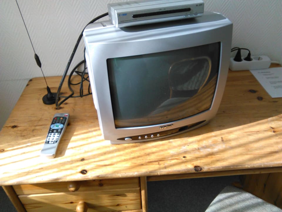 Das TV Gerät mit Schreibtisch Hotelschiff Schlott