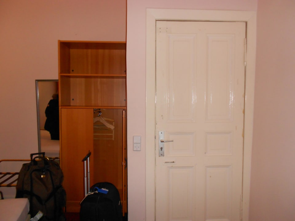 Der dreckige Sperrmüllschrank Hotel Zimmer des Westens