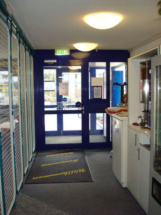 Eingangsbereich mit Getränke- und Snackautomat B&B HOTEL Würzburg-Ost