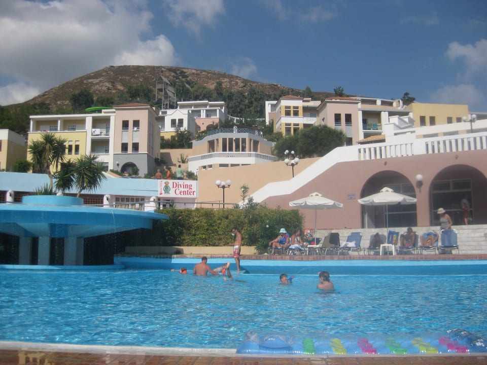 Вид на отль с бассейна Fodele Beach & Water Park Holiday Resort