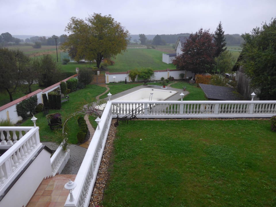 Blick in den Garten und Pool beim Krutzler Genussgasthof & Hotel