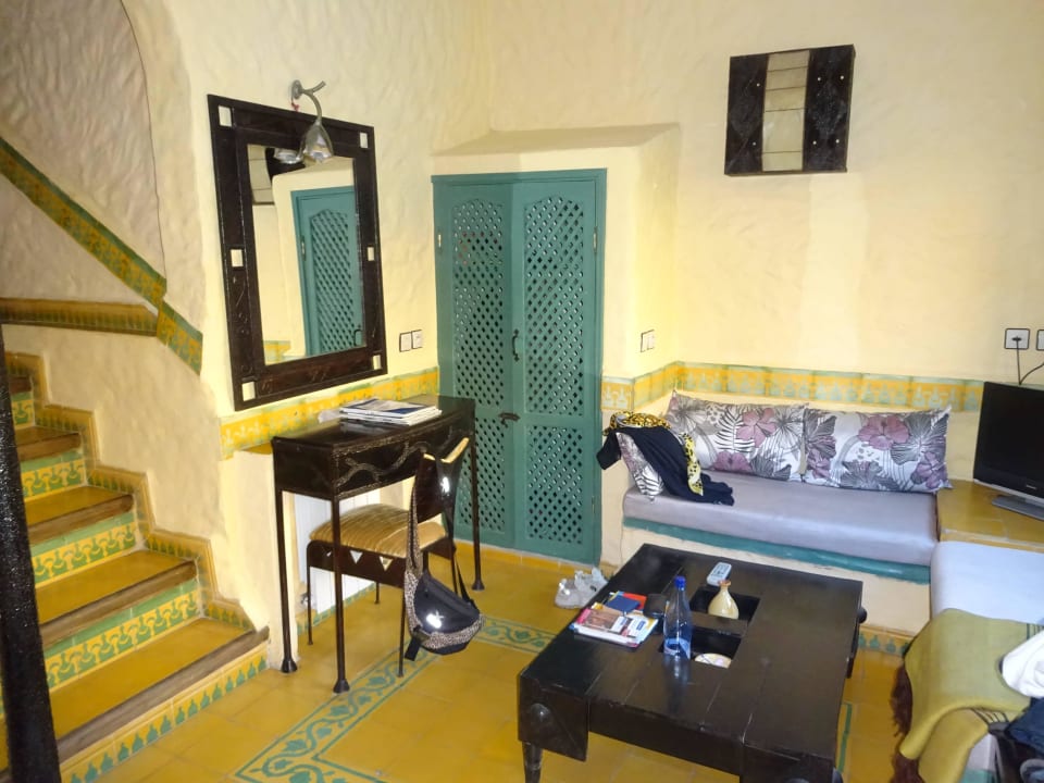 Sitzecke mit Treppe zum Eingang/Bad Hotel Riad Al Madina