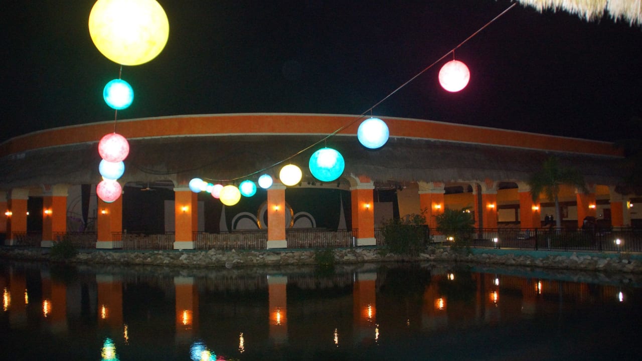 Abends vor dem Theater Grand Palladium Select White Sand Resort & Spa