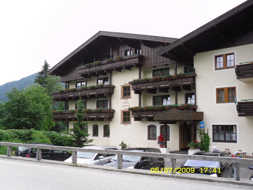 Vorderseite mit Parkplatz Hotel Gasthof Wachter