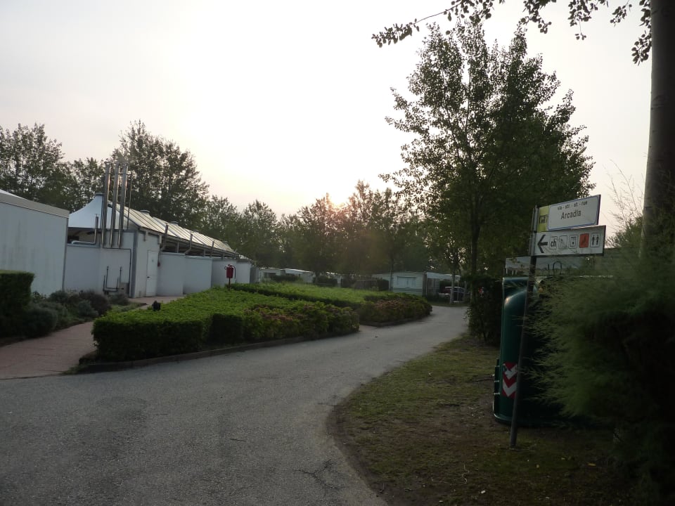 Blick auf ein Waschhäuschen und Straßen Isamar Holiday Village