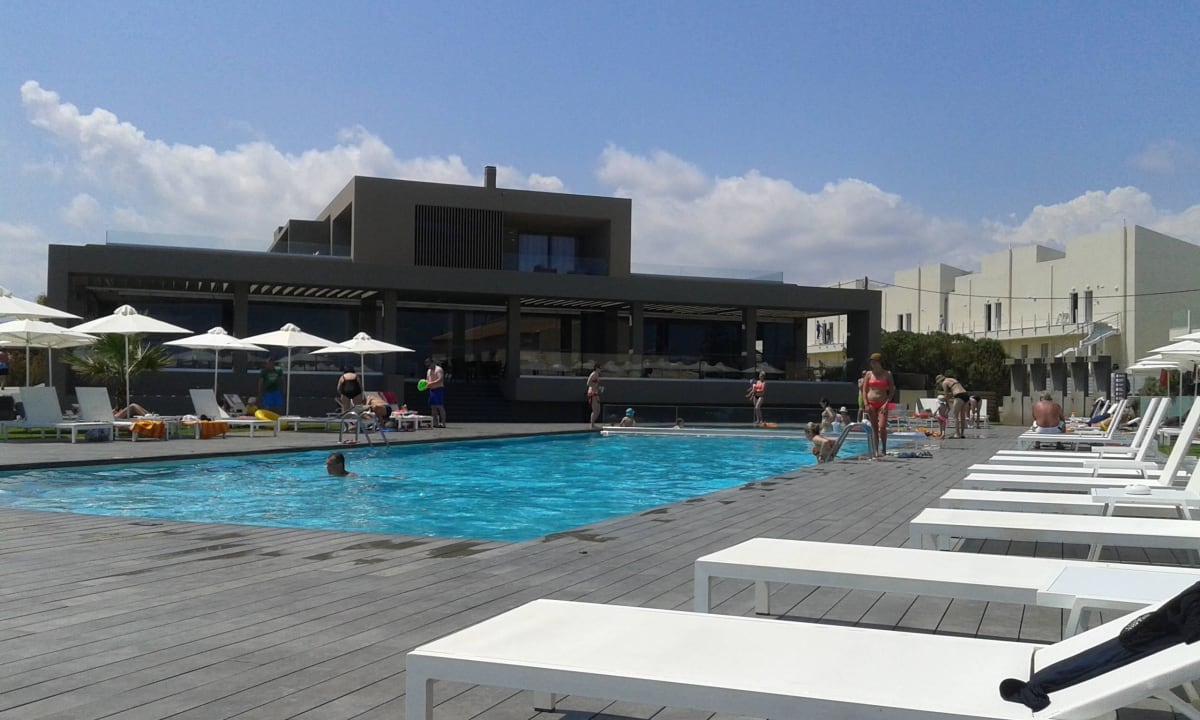 Basen przed hotelem NEMA Design Hotel & Spa (Adults Only)