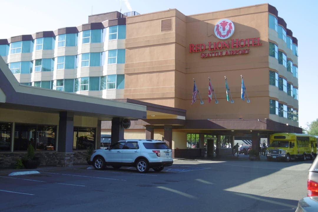 Vorderfront des Hotels Red Lion Hotel Seattle Airport