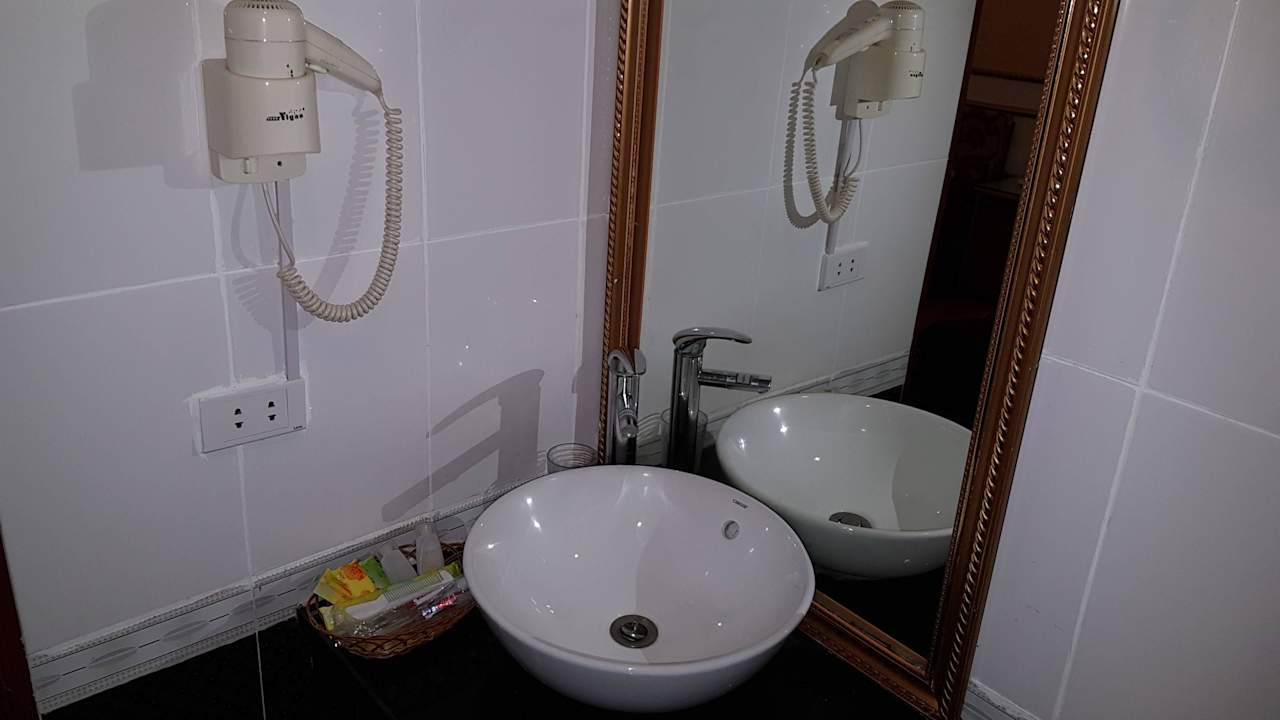 Waschbecken mit Fön Hotel Thaison Palace