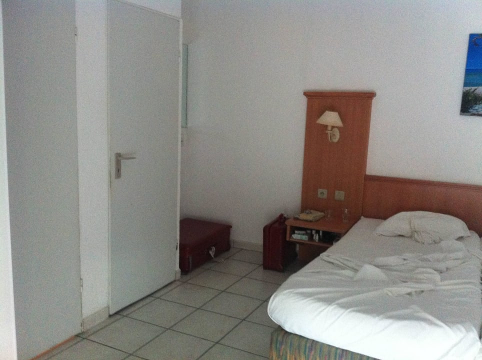 Das abgenutzte Yimmer im Maristella Hotel- Korsika Hotel Maristella