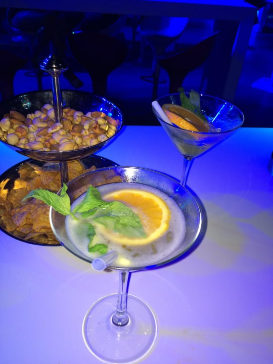 Cocktails & Snacks im Showcenter Adam & Eve - Adults only