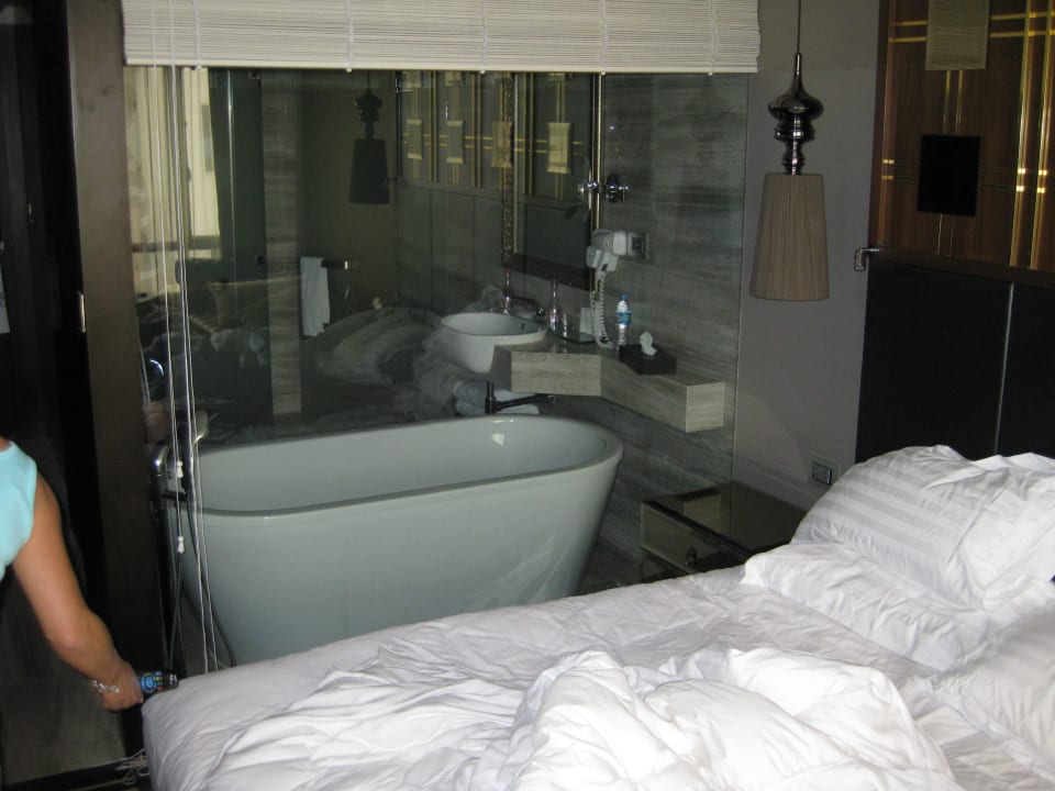 Beim Baden super Ausblick .Man kann auch das Rolol zumachen  The Landmark Bangkok