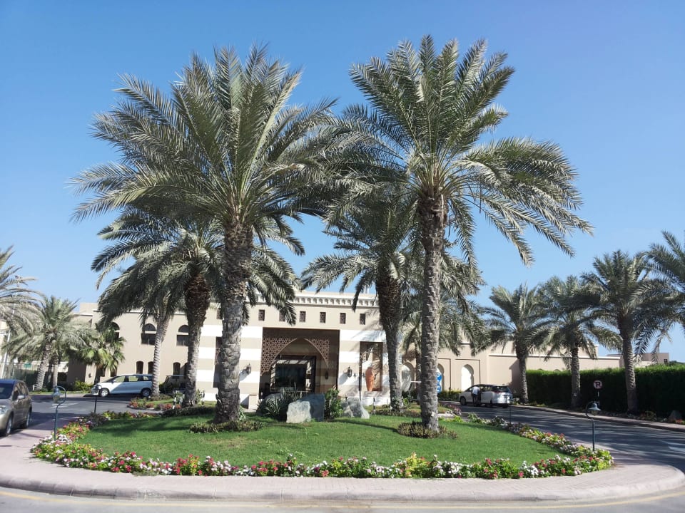 Zufahrt zum Hotel Miramar Al Aqah Beach Resort