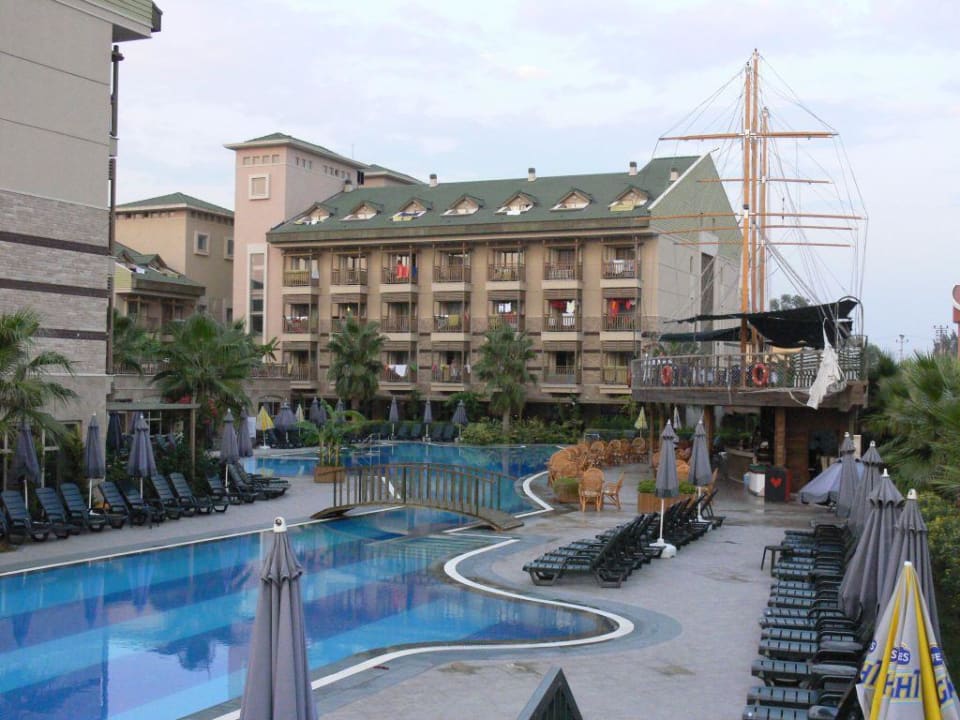 Hotelaussenanlage am Abend Can Garden Resort