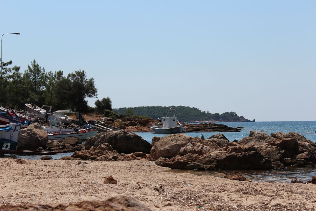 Strand hinter vielbefahrener Insel-Hauptstraße Hotel Astris Sun