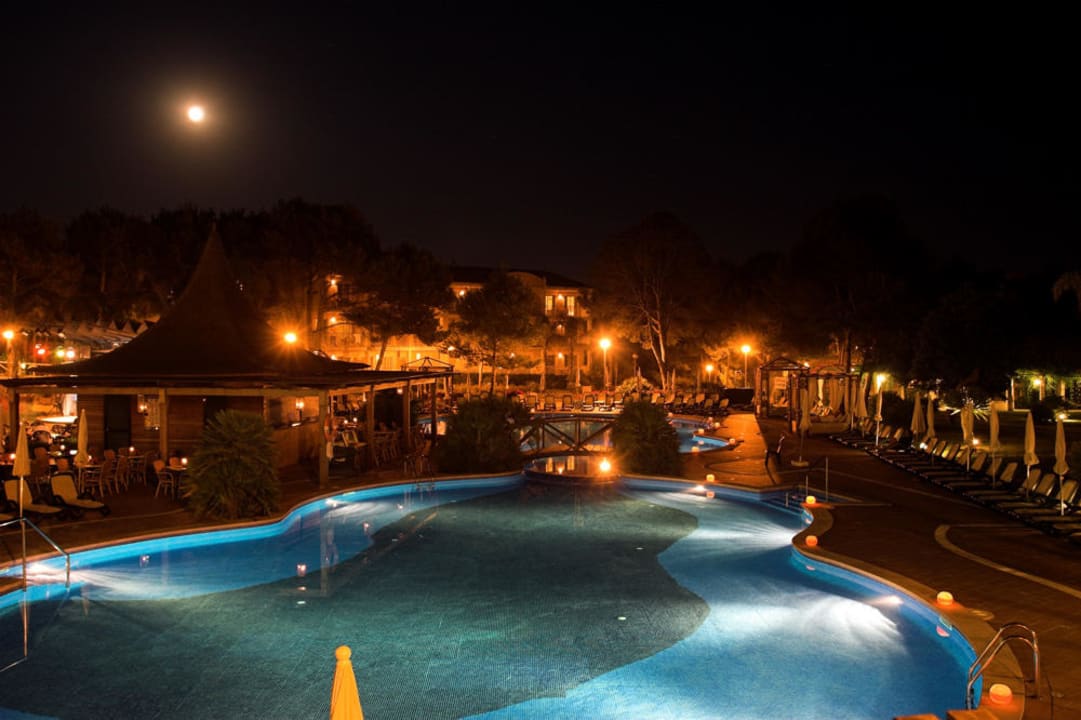 Abendblick auf die Poollandschaft VIVA Cala Mesquida Suites & Spa 16+