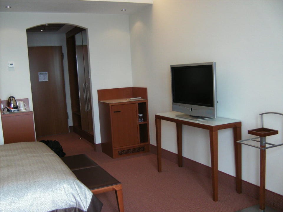 Zimmer 303 Sicht vom Fenster in den Raum ATLANTIC Hotel Wilhelmshaven