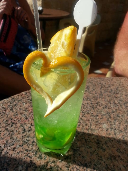 Lecker Cocktails am Strand Pickalbatros Aqua Park Resort - Hurghada