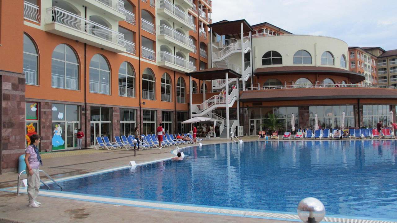 Der großzügige Pool Sol Luna Bay