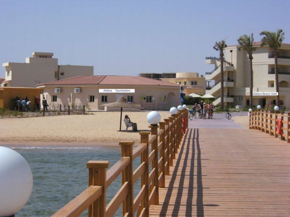 Weg vom Boots-Steg zur ALDIANA-TAUCHBASIS Cleopatra Luxury Resort Makadi Bay