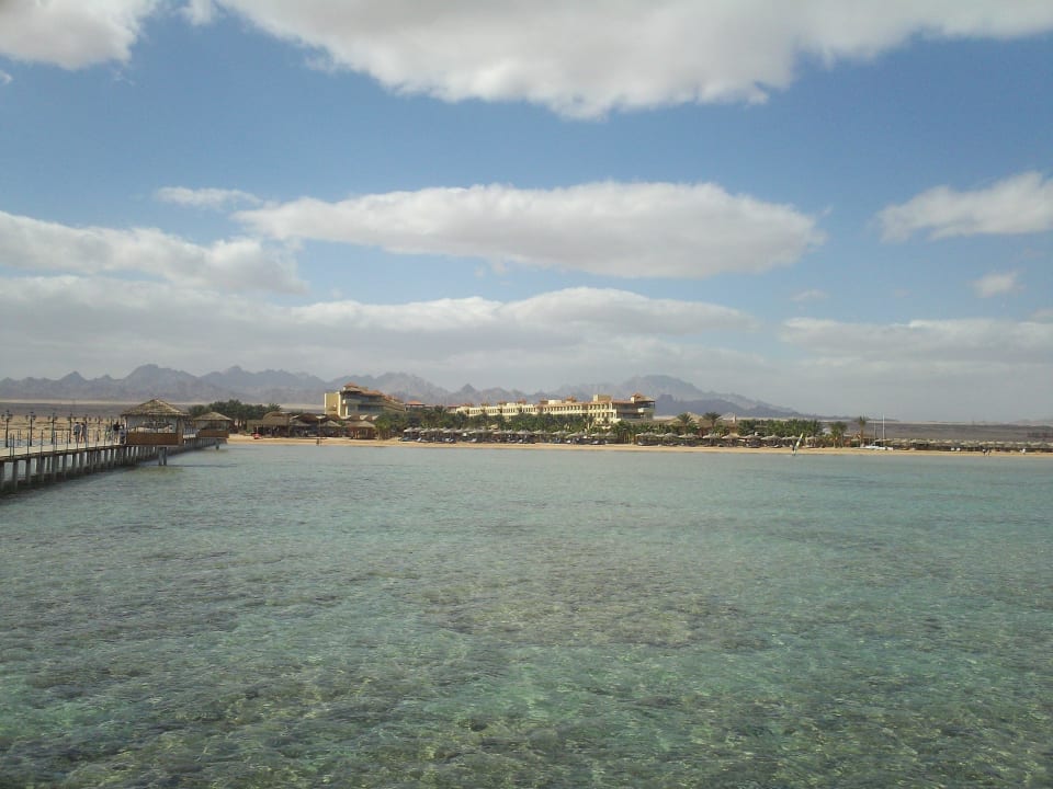 Výhled z mola na hotel Amwaj Beach Club Abu Soma Resort
