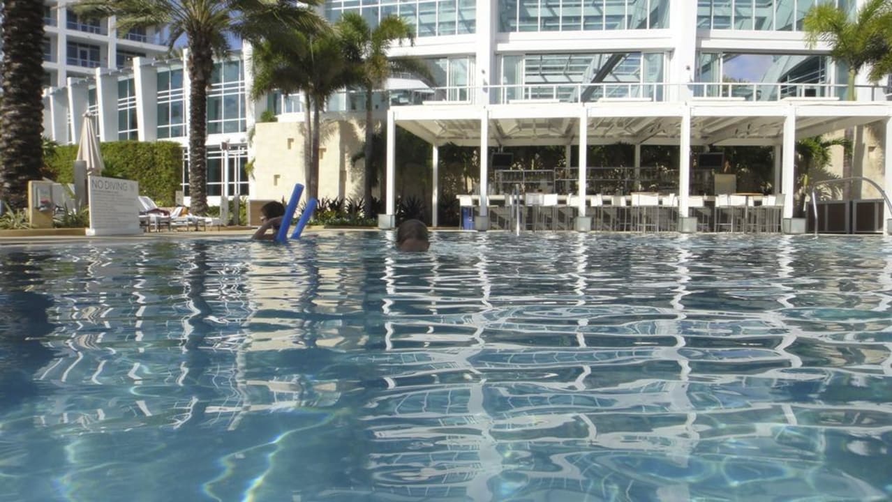 Vormittags im Pool Hotel Fontainebleau Miami Beach