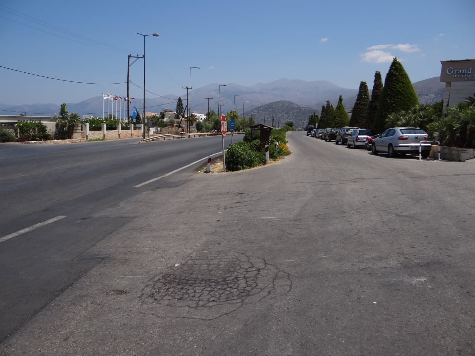 Hoteleinfahrt, Straßenblick Osten Grand Hotel Holiday Resort