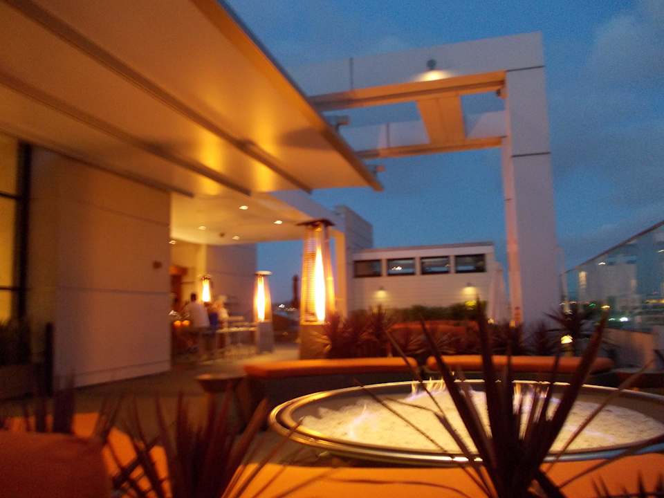 Bar bei Abend Hotel Andaz