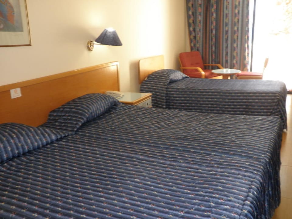 Zimmer Queen's Bay Hotel