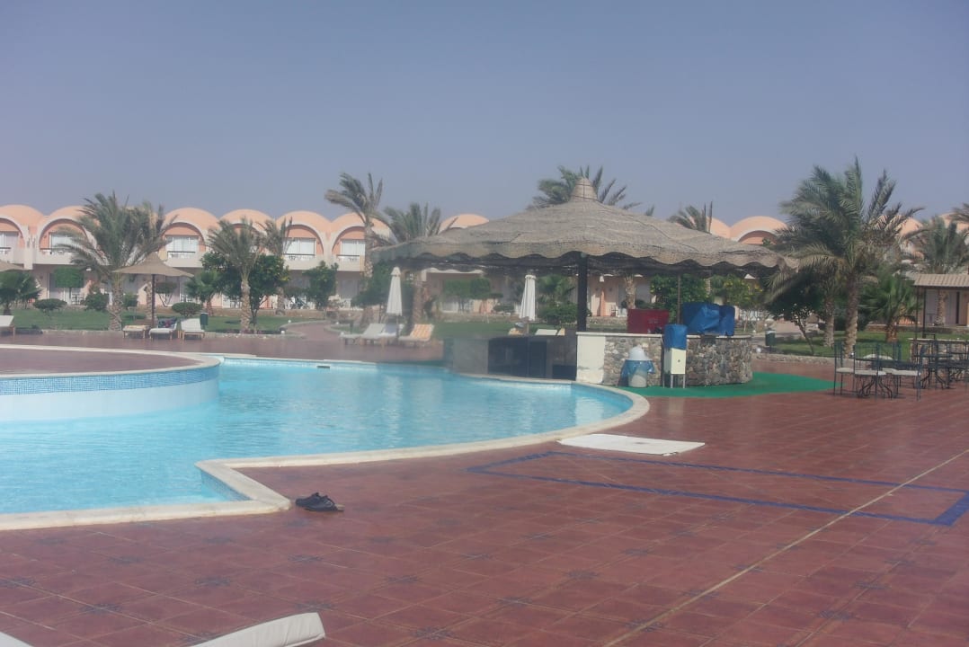 Poolbar mit Sitzflächen im Pool Three Corners Sea Beach Resort