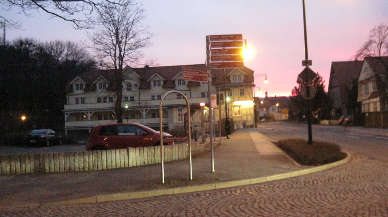 Lage mit Parkplatz und Durchgangsstrasse Hotel Schlosspalais