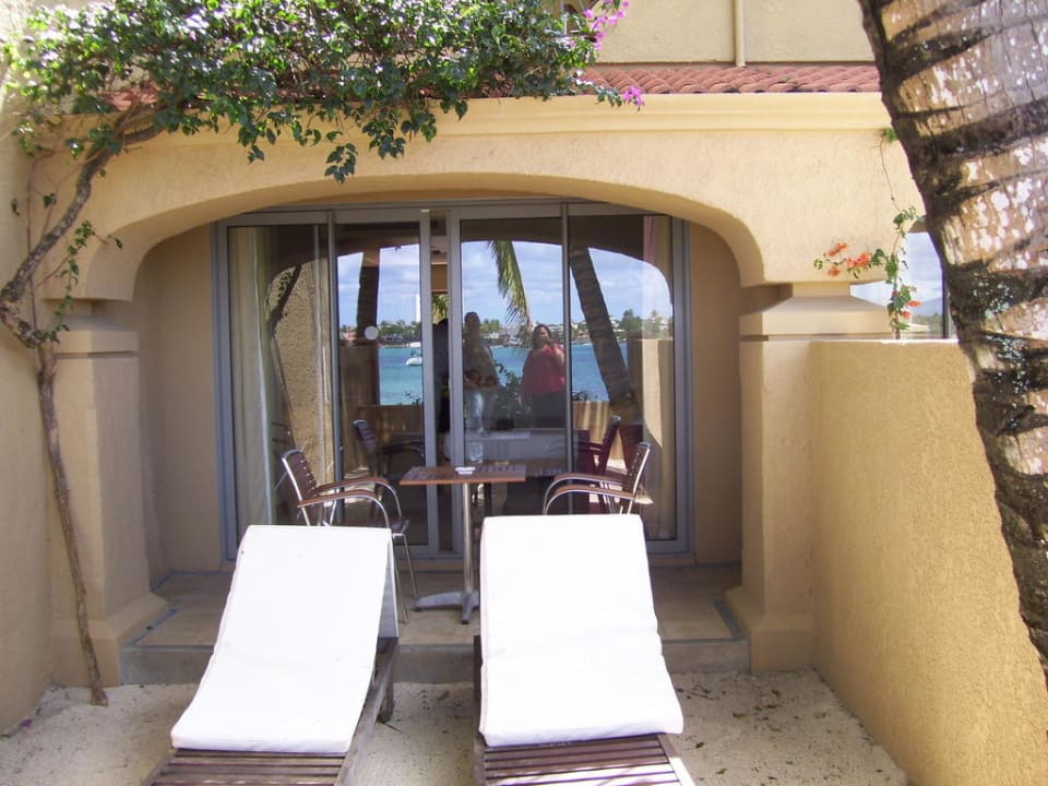 Blick in unser Zimmer von unserem Garten aus Mauricia Beachcomber Resort & Spa