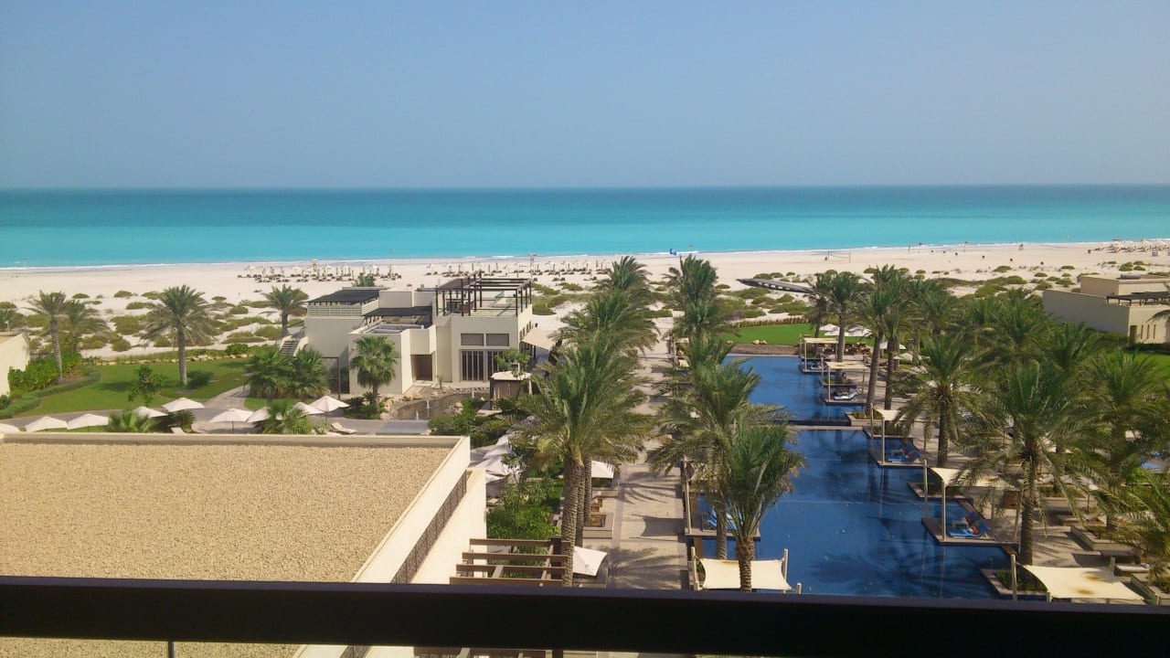 Blick vom großen Balkon auf Pool und Strand Park Hyatt Abu Dhabi Hotel and Villas