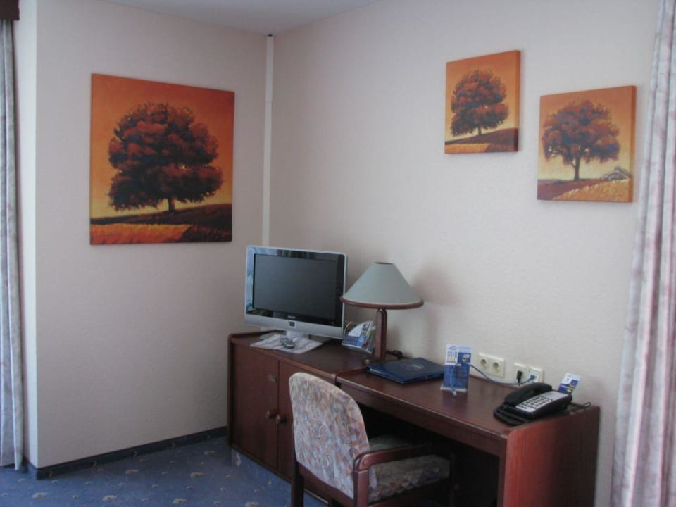 Entertainmentbereich, DVD Player und LAN Kabel Hotel Elisenhof Mönchengladbach