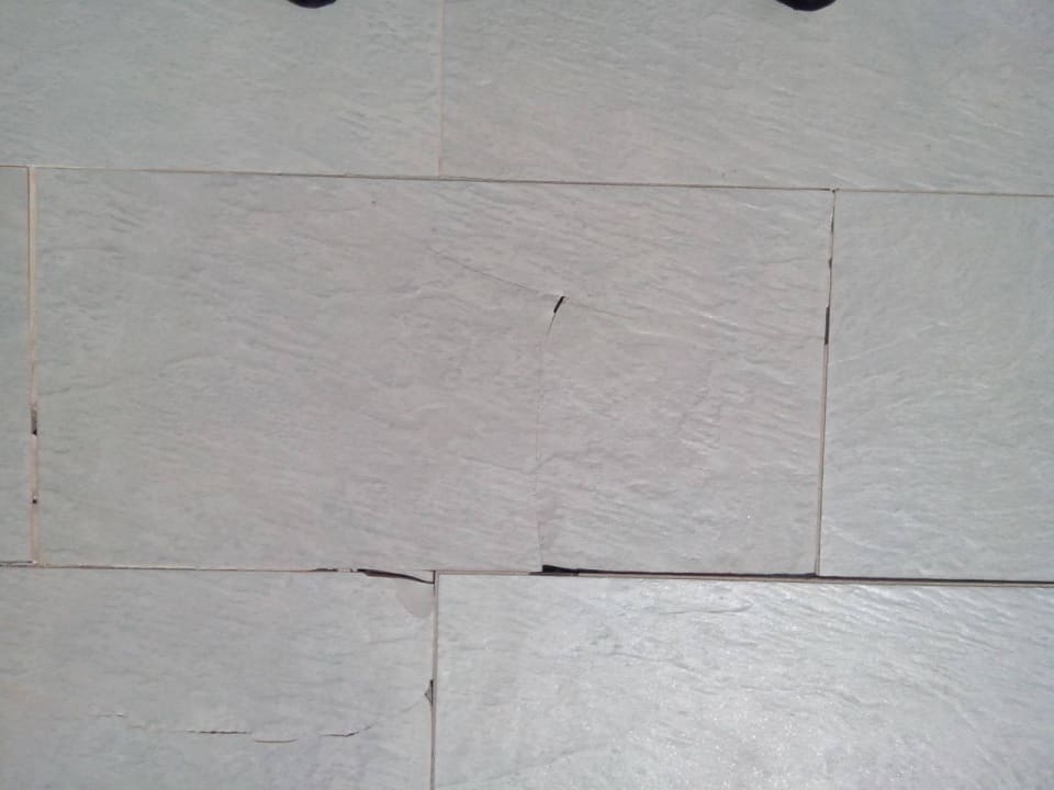 Defekte Fliesen auf dem weg zum Pool H10 Tindaya